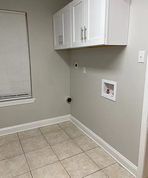 Washer/Dryer hook-ups