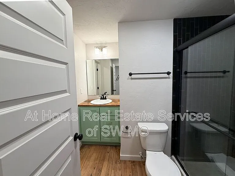 320 W Walnut St #203 — Photo 7