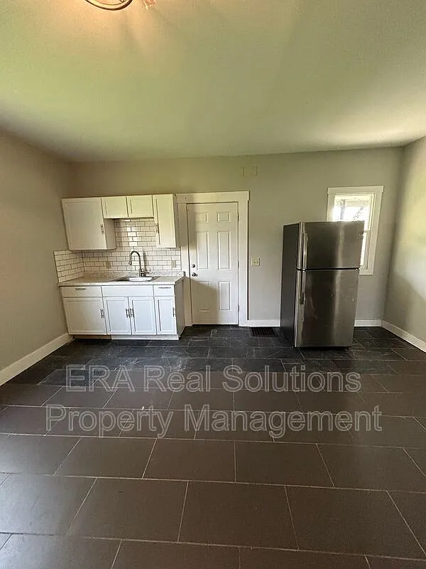 3 bed, 1.0 bath, $1,400 — Photo 4