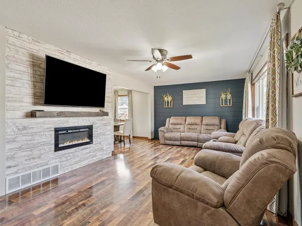 707 2nd St NE, Independence, IA 50644