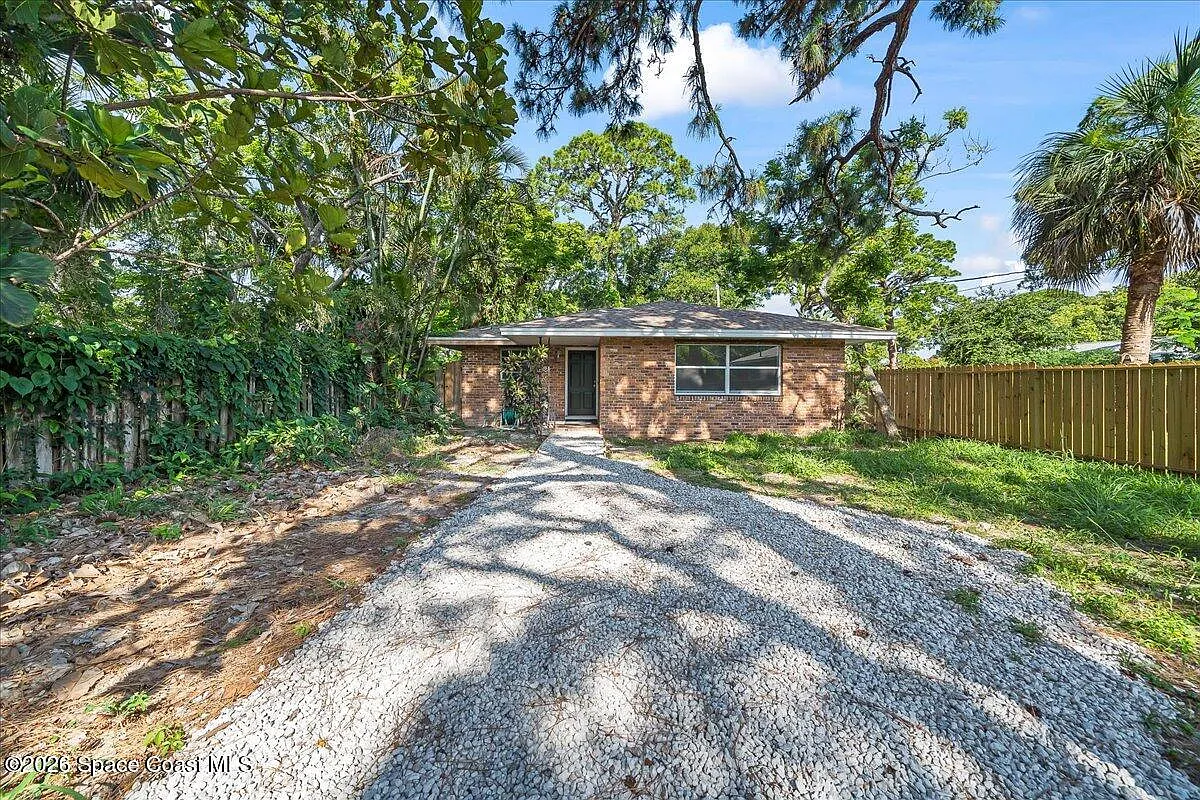 2 bed, 1.0 bath, 1257 sqft, $2,100 — Photo 2