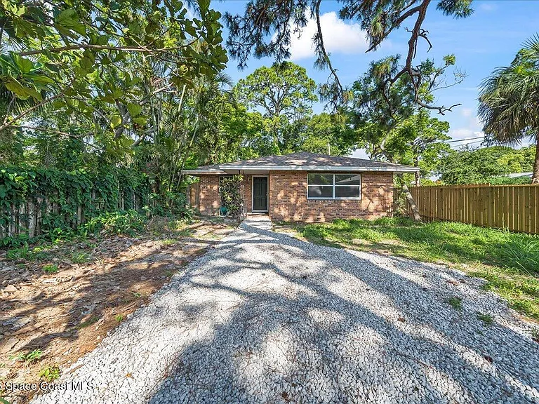 935 S Tropical Trl — Photo 2