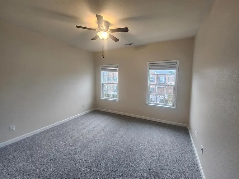 1136 Winsford Ln — Photo 15
