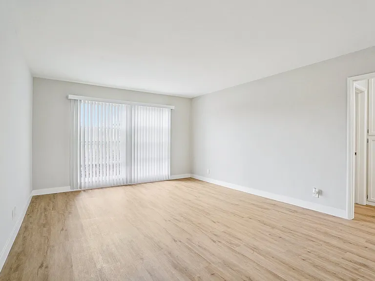 Hollypark Knolls Apartments — Photo 42