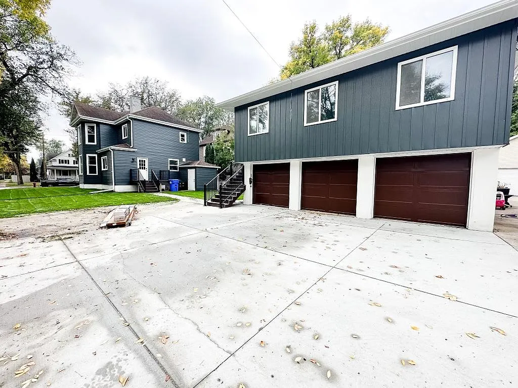 6 bed, 4332 sqft, $4,300 — Photo 2