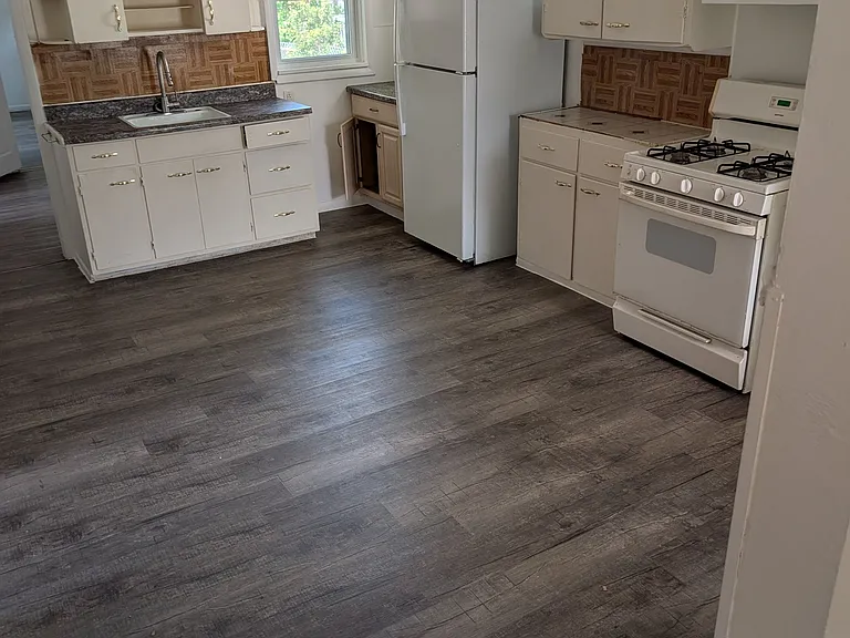 850 E 8th St — Photo 9