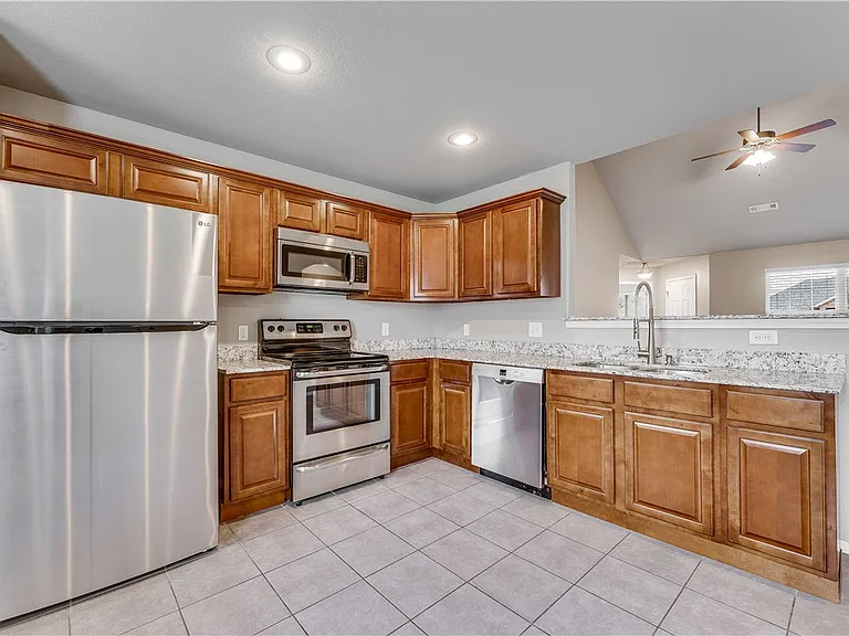 705 SW River Rock St — Photo 8
