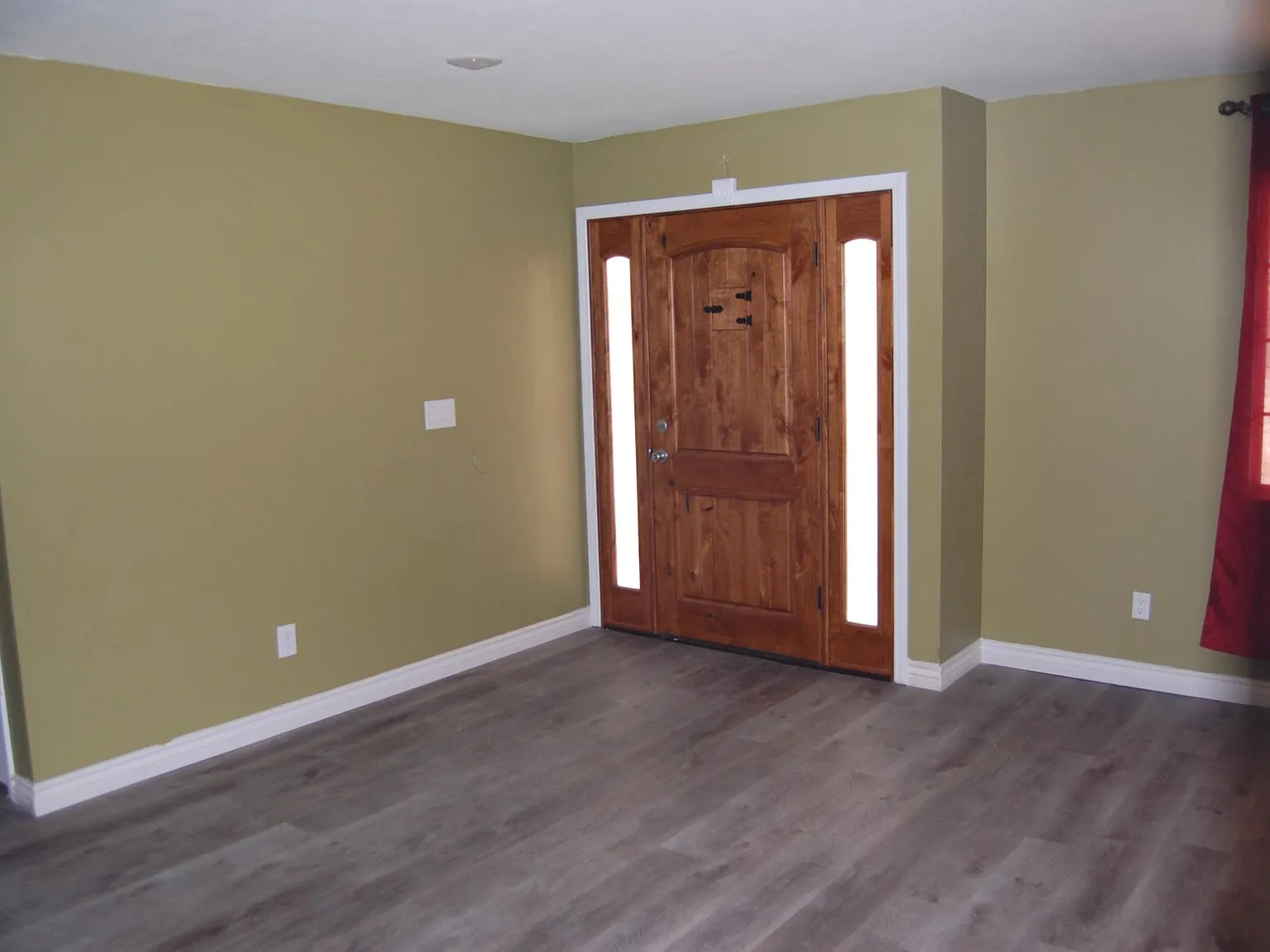 4 bed, 2272 sqft, $2,800 — Photo 2