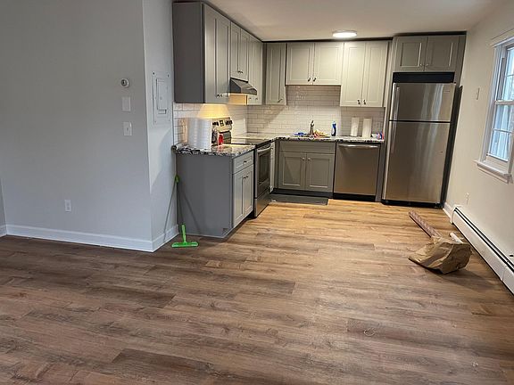 2nd image of 322 Thames St #4