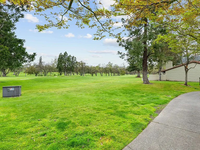 33 Fairway Dr — Photo 38