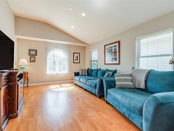 4th image of 416 Village Cir N #416