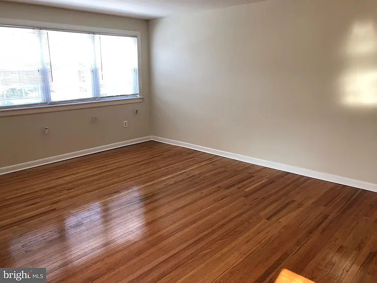 422 W Jefferson St — Photo 1