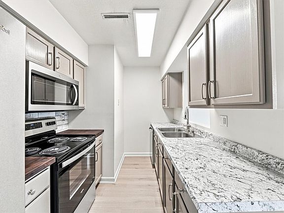 5th image of 204 Stoneridge Blvd