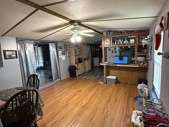 4th image of 160 Oak Dr