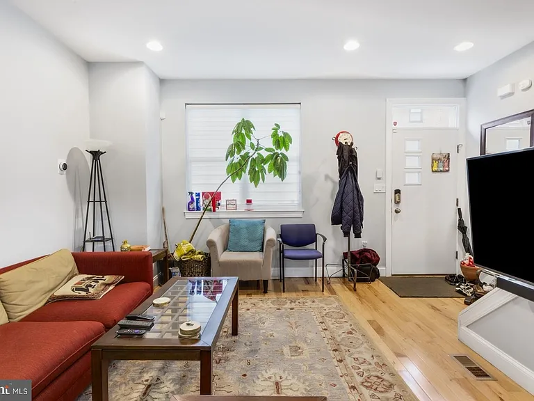 724 E Thompson St — Photo 3