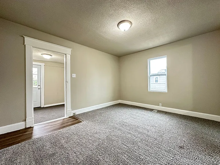 107 W Sycamore St — Photo 19