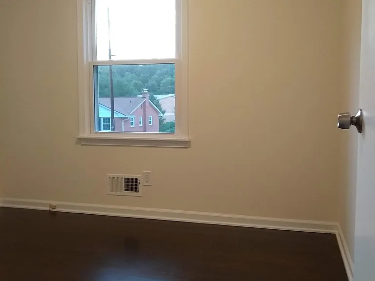 Bedroom 3: 10' x 8'