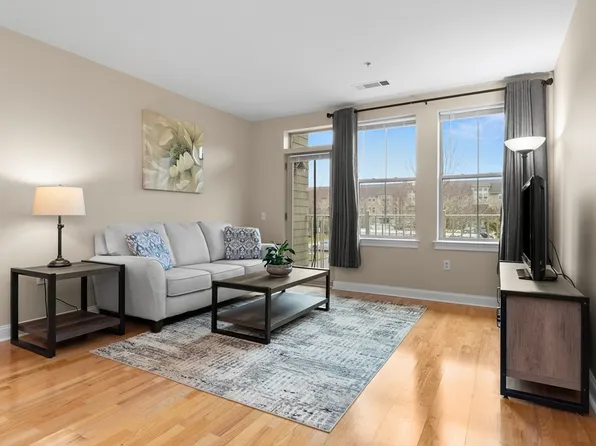 1 Harvest Dr #208, North Andover, MA 01845
