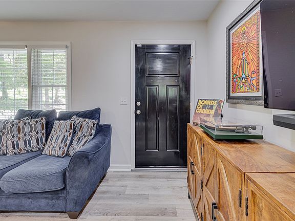 4th image of 4030 Creekside Dr
