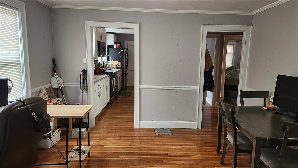 3 bed, 1.0 bath, 1300 sqft, $3,450 — Photo 2
