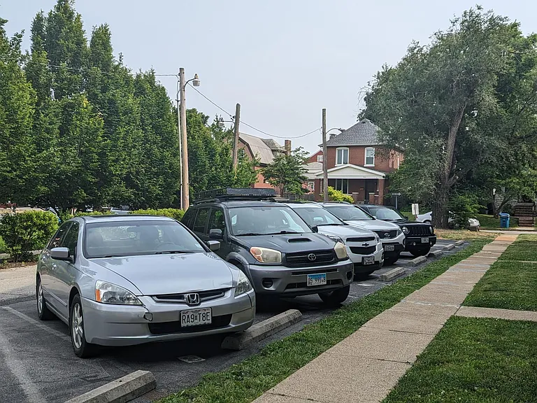 Limited reserved offstreet parking in FRONT of the building (may be waiting list, extra charge