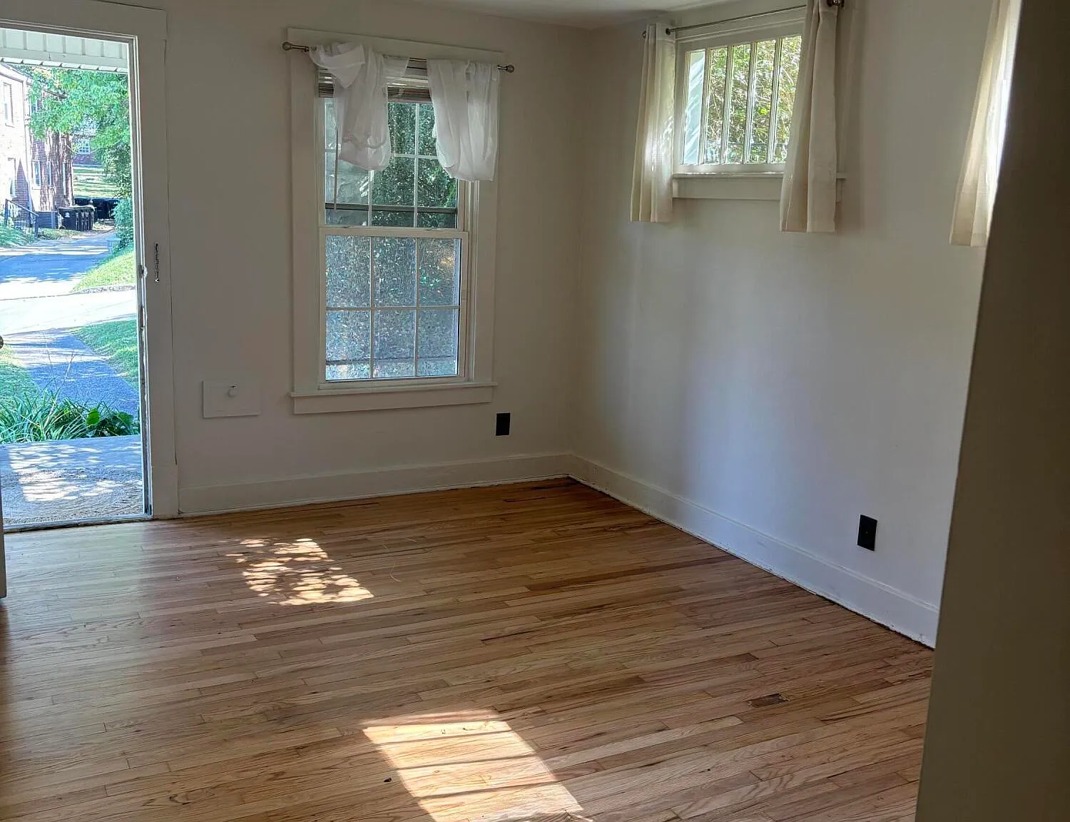 1 bed, 1.0 bath, 500 sqft, $885 — Photo 2