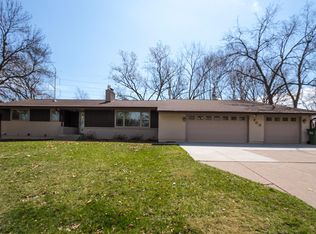 700 Heinel Dr, Roseville, MN 55113