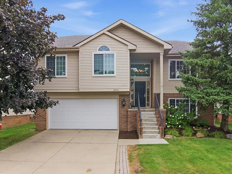 4905 Carrington Dr — Photo 1