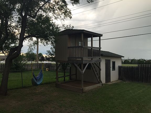 Playhouse w/sandbox & shed