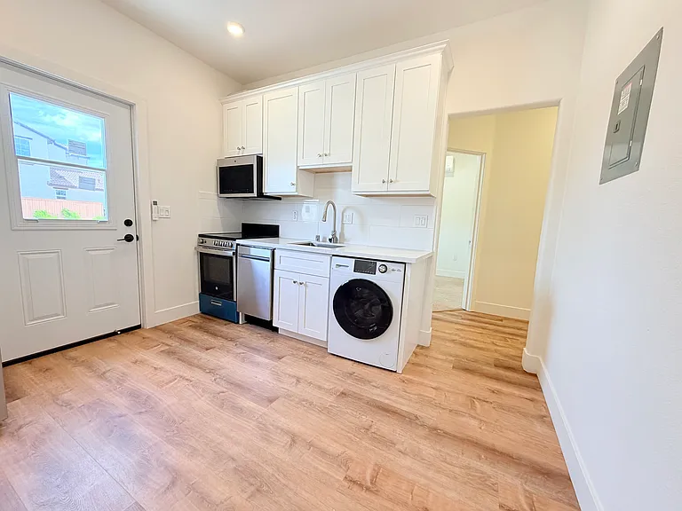 1322 Ascot Ln #B — Photo 6