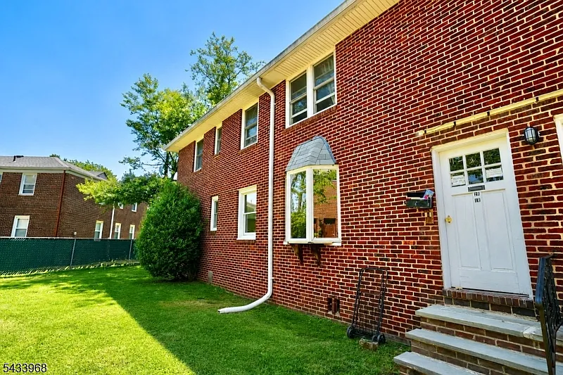 Building Photo - 15 N Carpenter Ter #1R