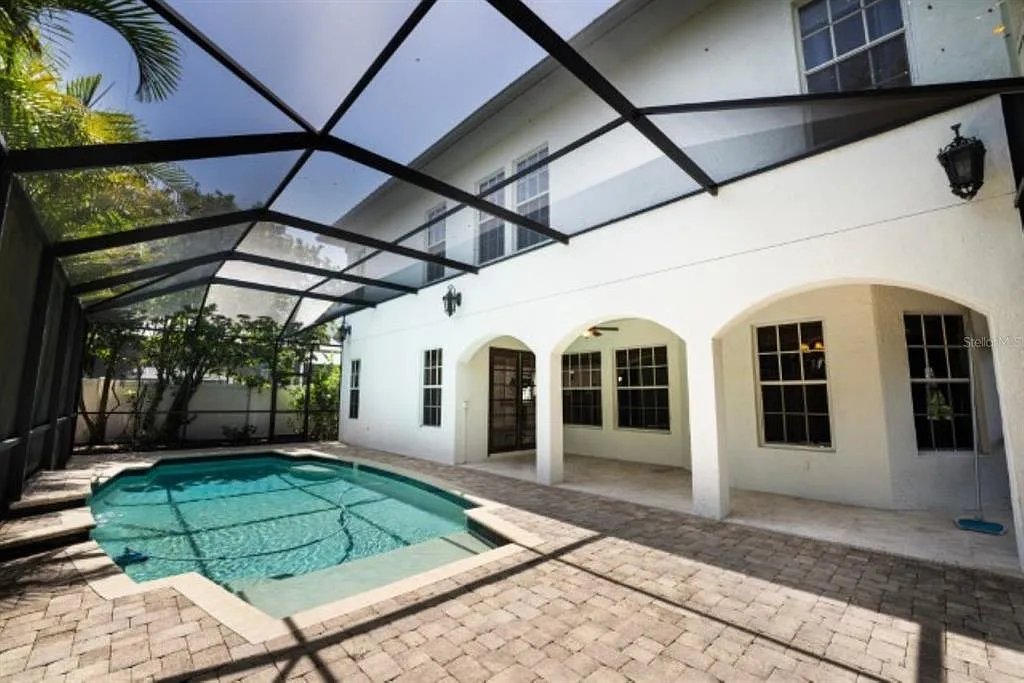 4 bed, 3.5 bath, 3689 sqft, $7,850 — Photo 2