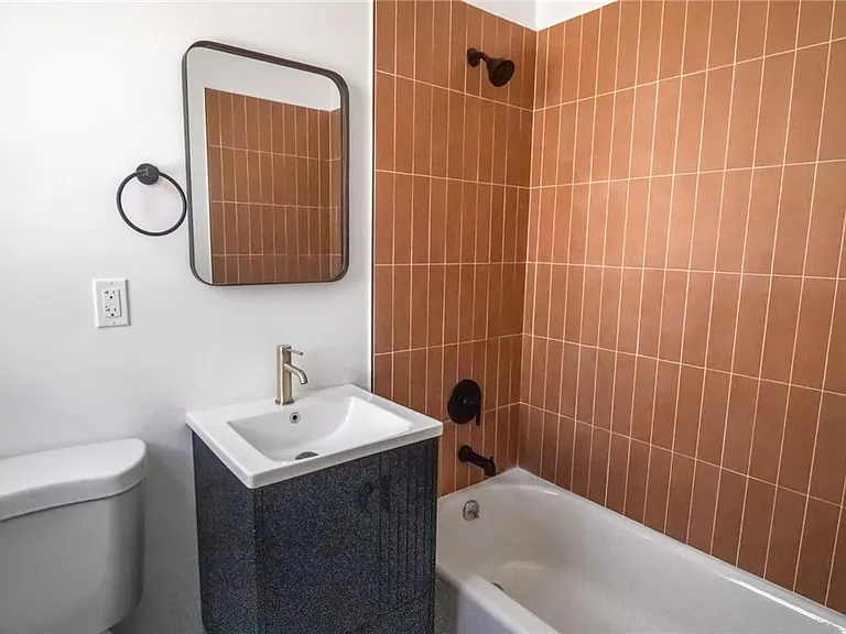 1237 E 1st St #17 — Photo 7