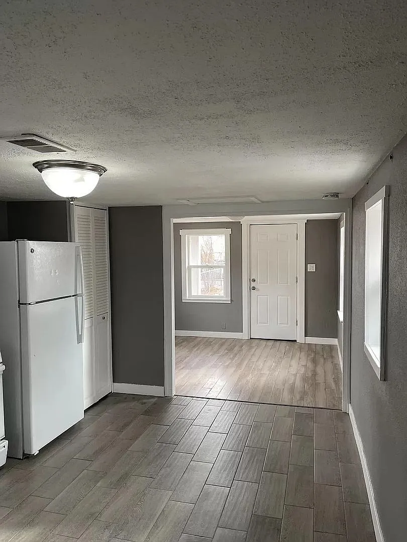 Spacious Railroad Style 1 bed/1 bath Home in Denver, CO- Available 8/21/26! — Photo 3