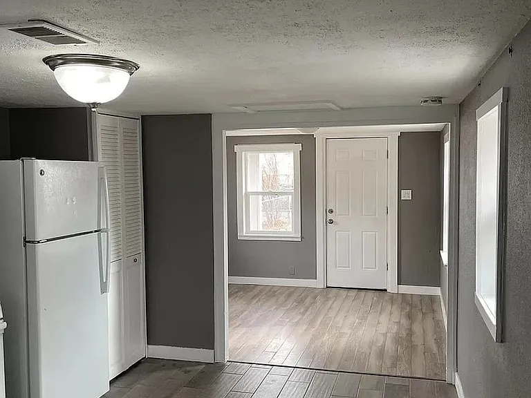 389 S Newton St — Photo 3