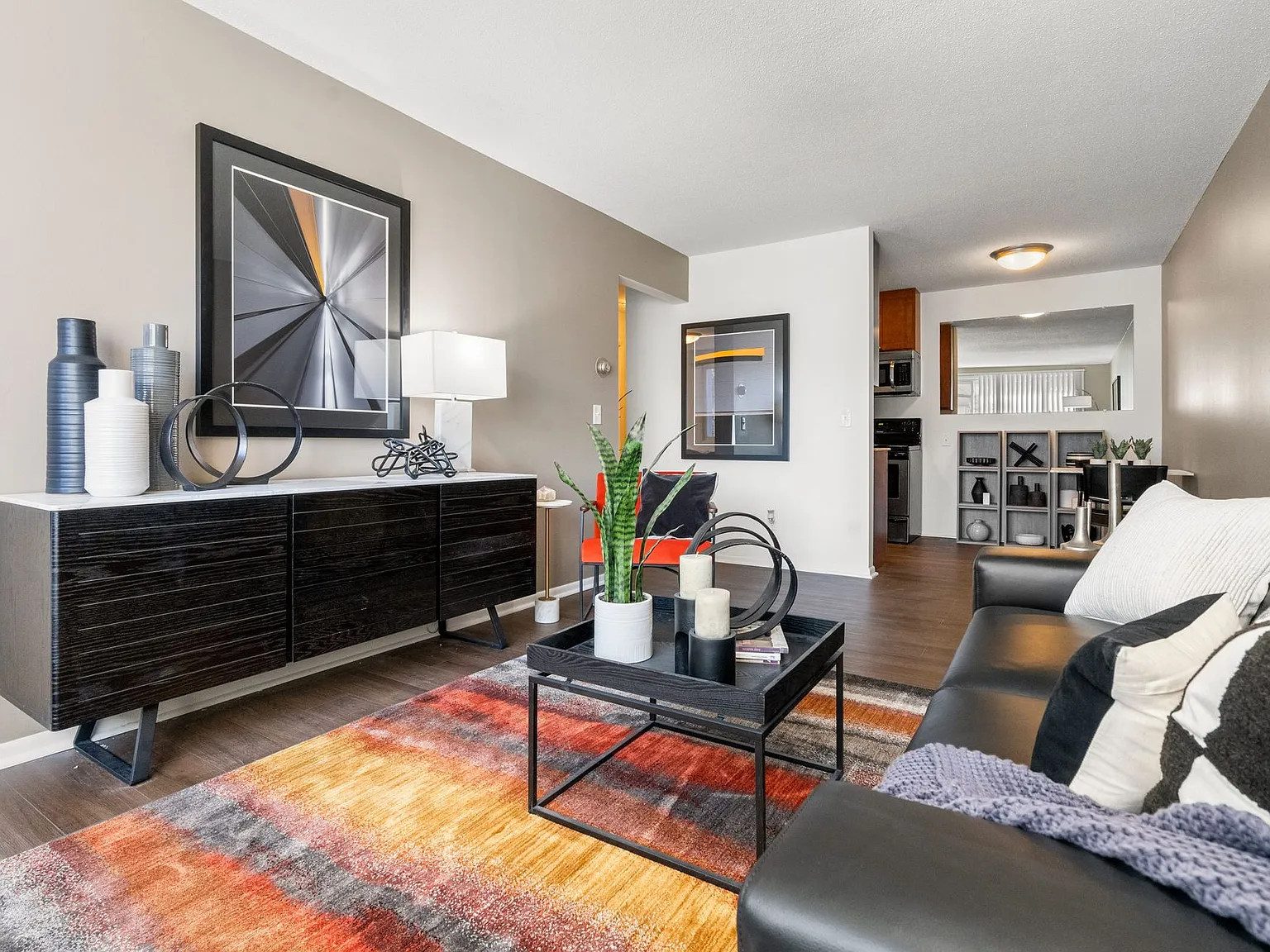 Uptown Square Apartments — Photo 3