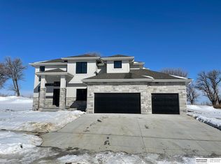 19103 Riviera Dr, Omaha, NE 68136