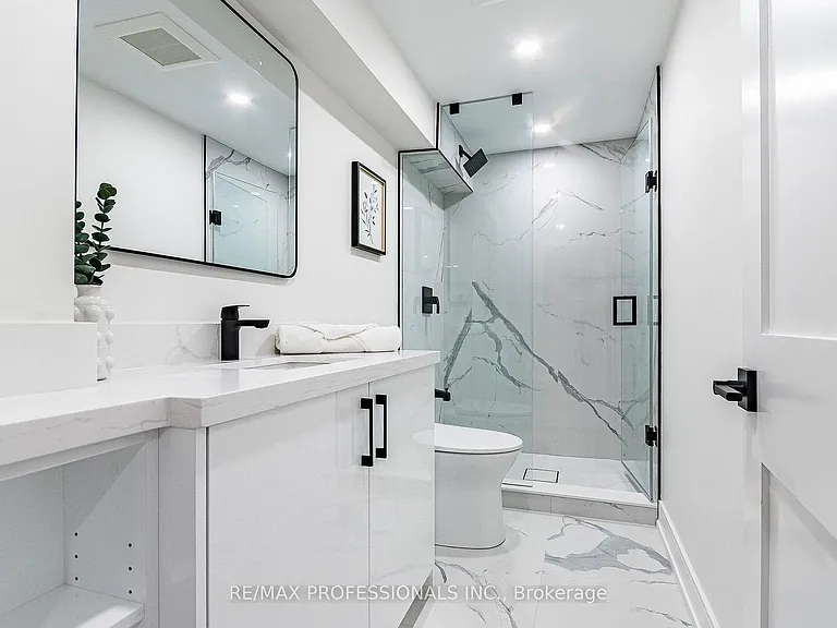 48 Lloyd Manor Rd #LOWER — Photo 12