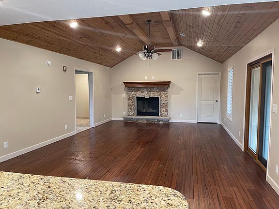 4th image of 2503 Redbud Ln