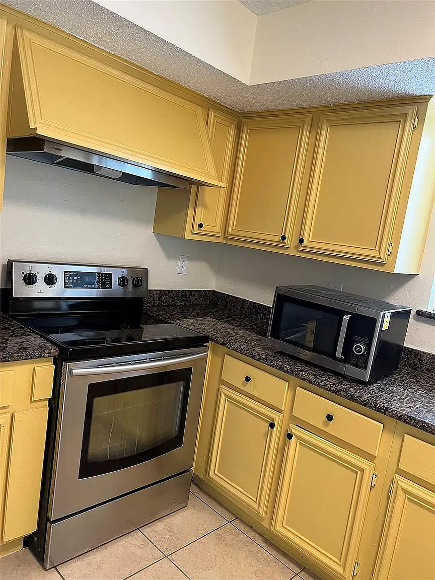3 bed, 2.5 bath, 2241 sqft, $1,995 — Photo 4