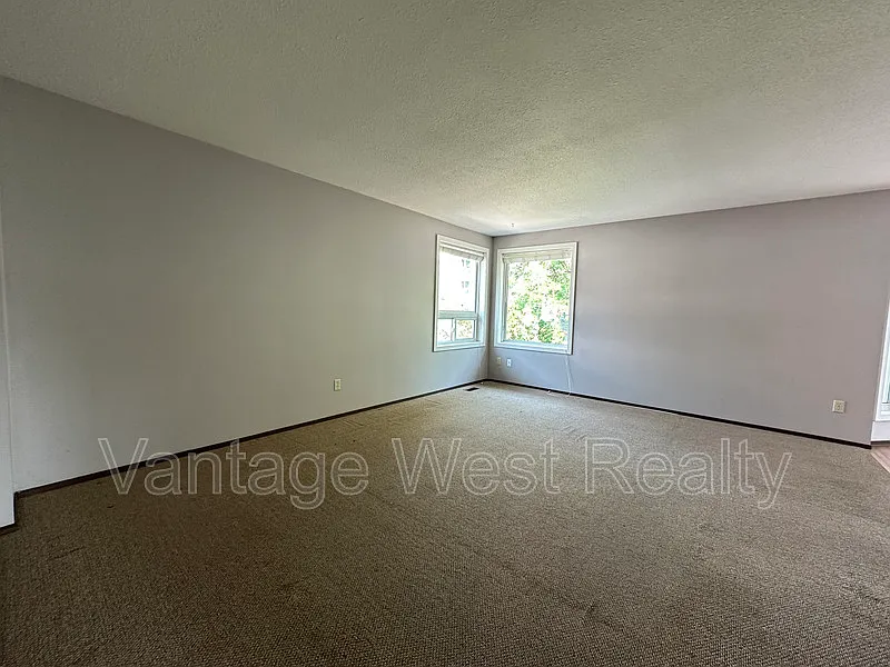 4 bed, 3.0 bath, 2702 sqft, $2,995 — Photo 4