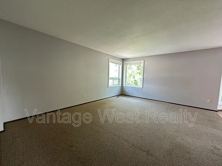 723A Stockwell Ave — Photo 4