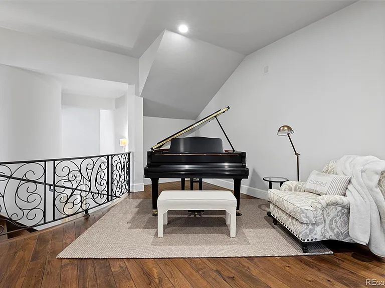 1350 E Greenwood Ln — Photo 28