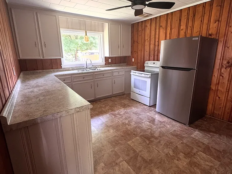 438 N Main St — Photo 5