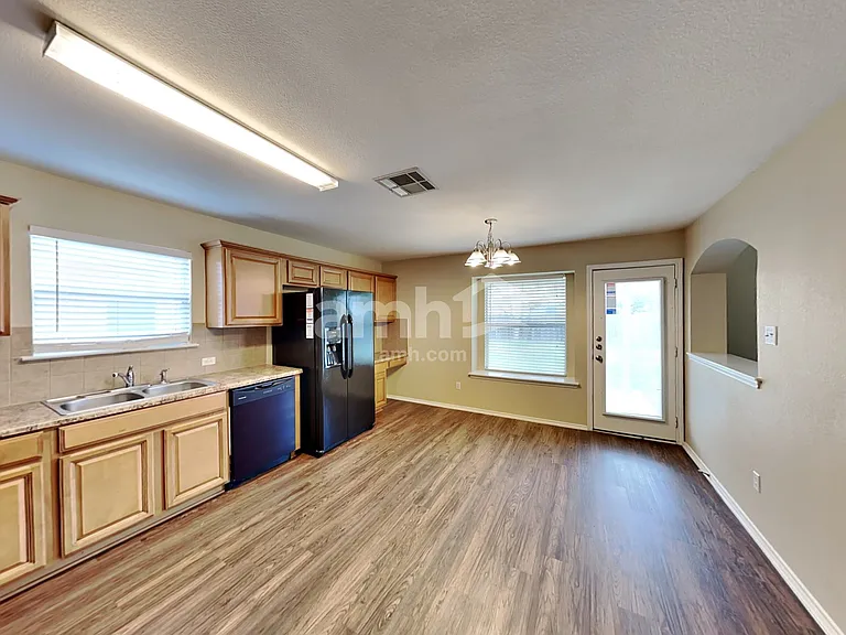 1011 Aiken Dr — Photo 5