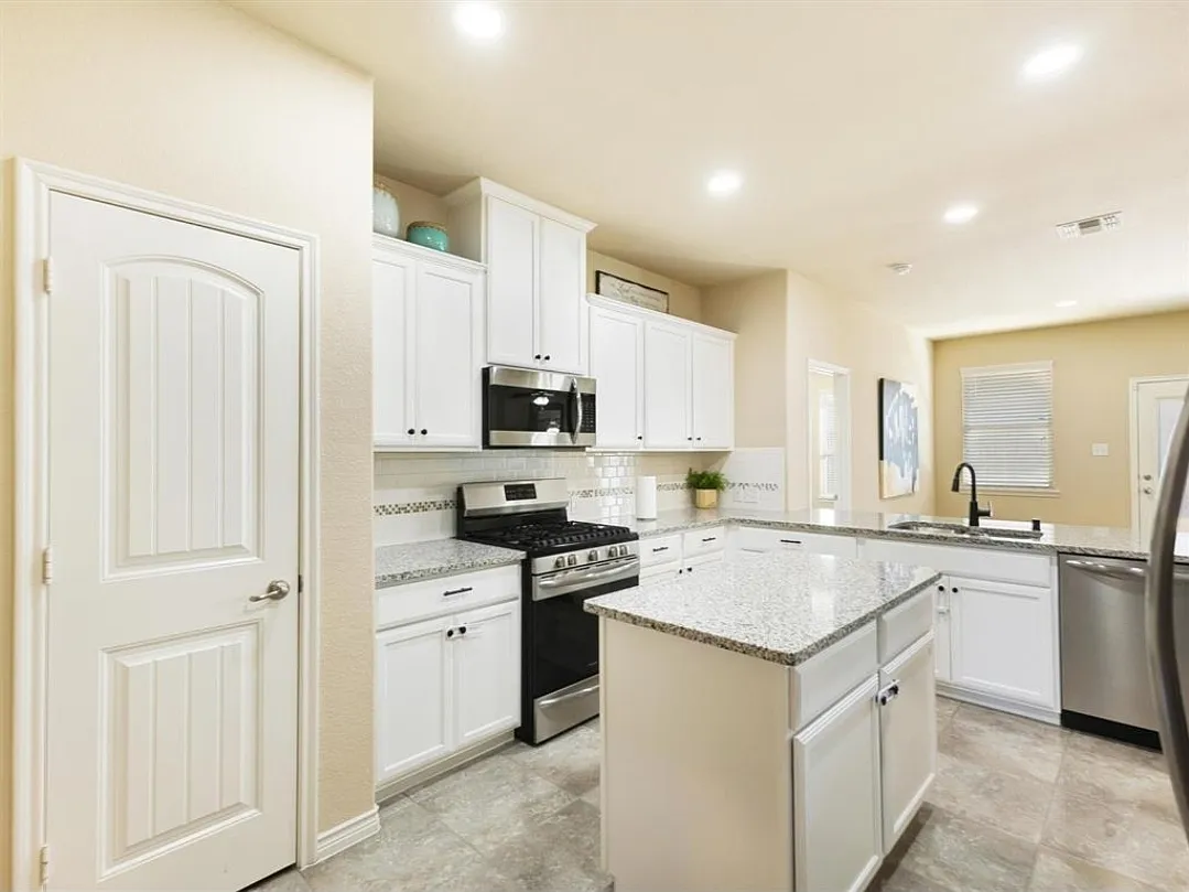 2109 Lake Hawthorne Trl — Photo 4