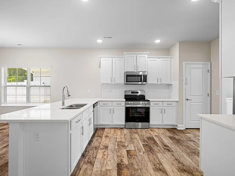 713 Greenwich Pl — Photo 12