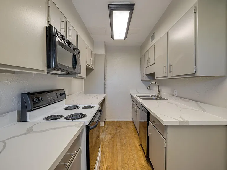 2516 N Hudson Ave #201 — Photo 13