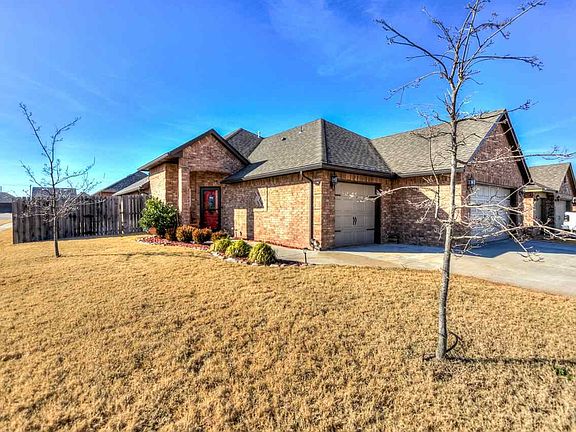 3rd image of 2411 SW Oxford Dr