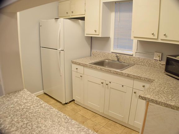 5th image of 410 SE 13th St APT 6